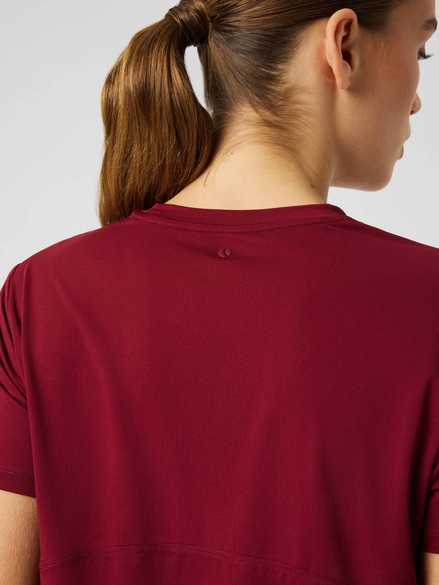 Achterkant van het Borg Sports T-Shirt in Cabernet (Rood), met nadruk op de gedetailleerde naad en het subtiele logo. - Image 4