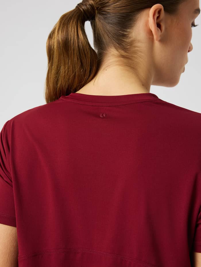 Achterkant van het Borg Sports T-Shirt in Cabernet (Rood), met nadruk op de gedetailleerde naad en het subtiele logo.