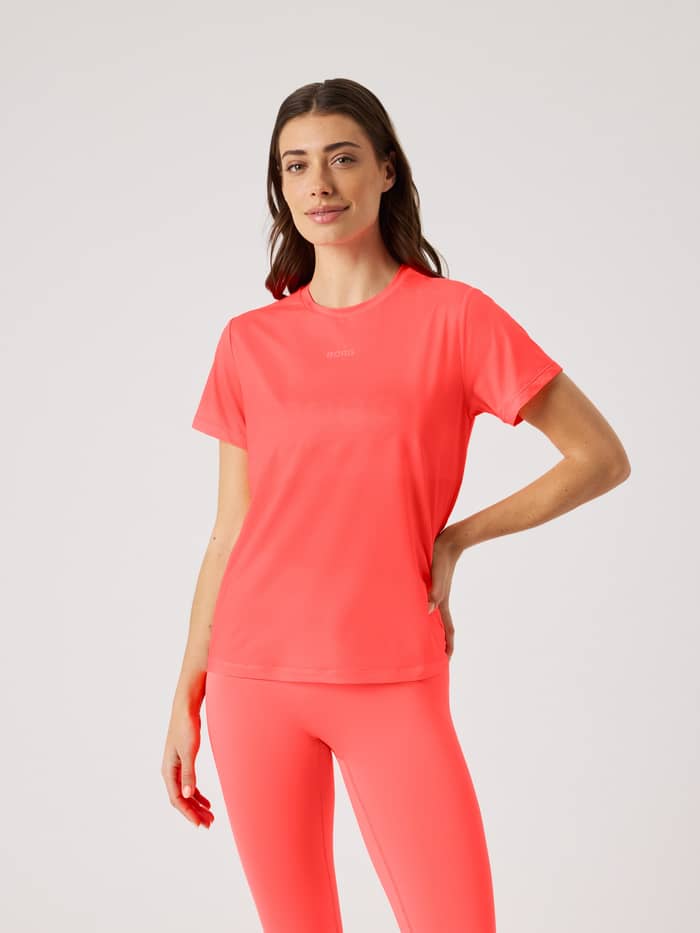 Kvinna framifrån i Borg Sports T-Shirt i Diva Pink (Rosa) med en rosa logotyp för träning och regular fit.