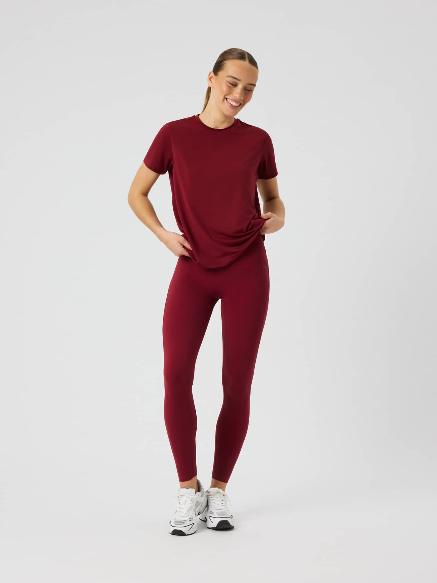 Frontale aanzicht van het Borg Sports T-Shirt in Cabernet (rood) met regular fit en lichtgewicht trainingstof. - Image 3