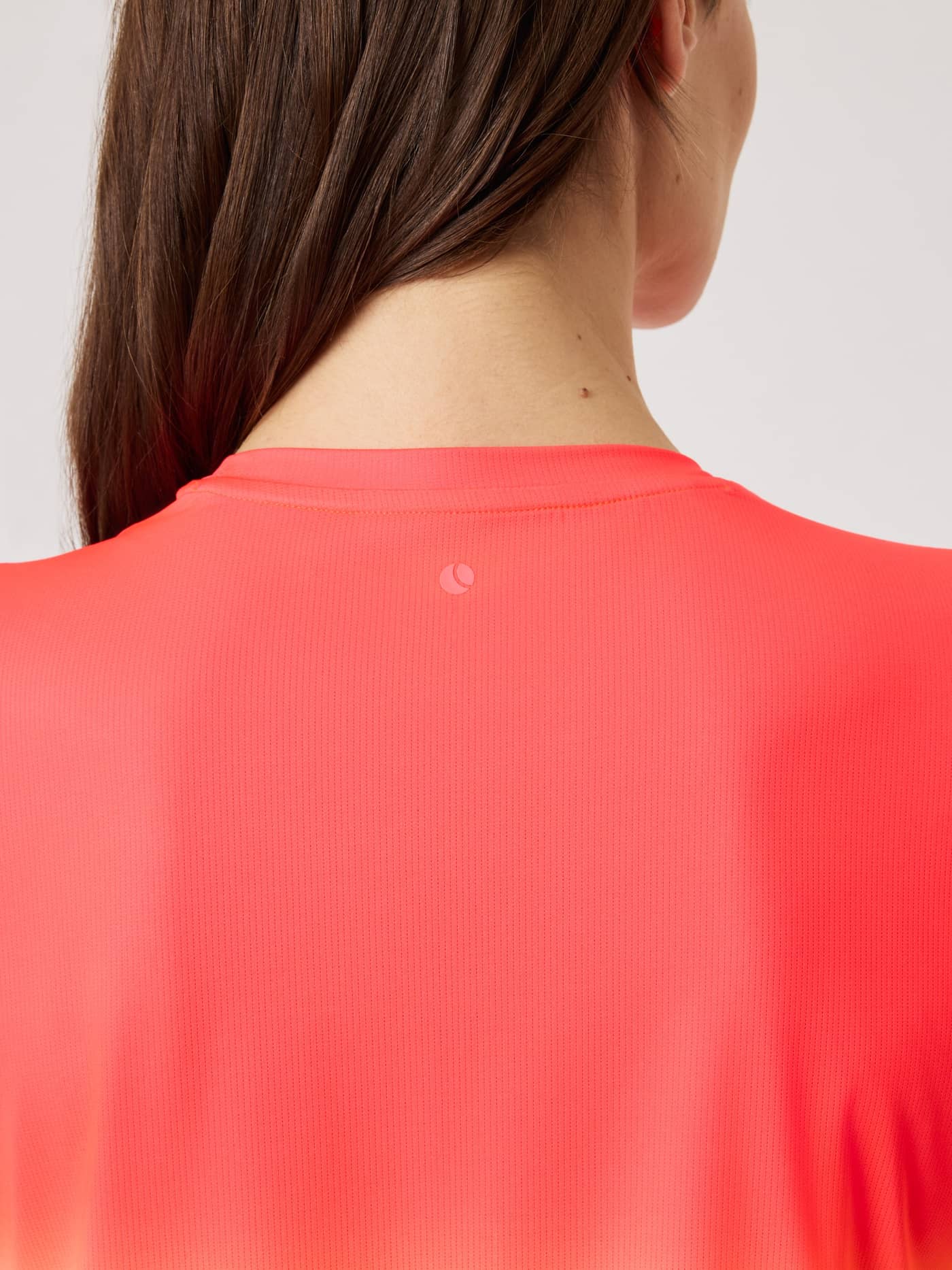 Detailed back neck view of the Borg Sports T-Shirt in Diva Pink (Pink), featuring a small tonal logo for training. - Image 4