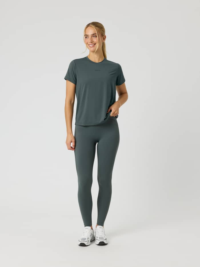 Vooraanzicht van een vrouw in het Borg Sports T-Shirt in Urban Chic (Groen) met een tonaal logo voor training. - Image 3