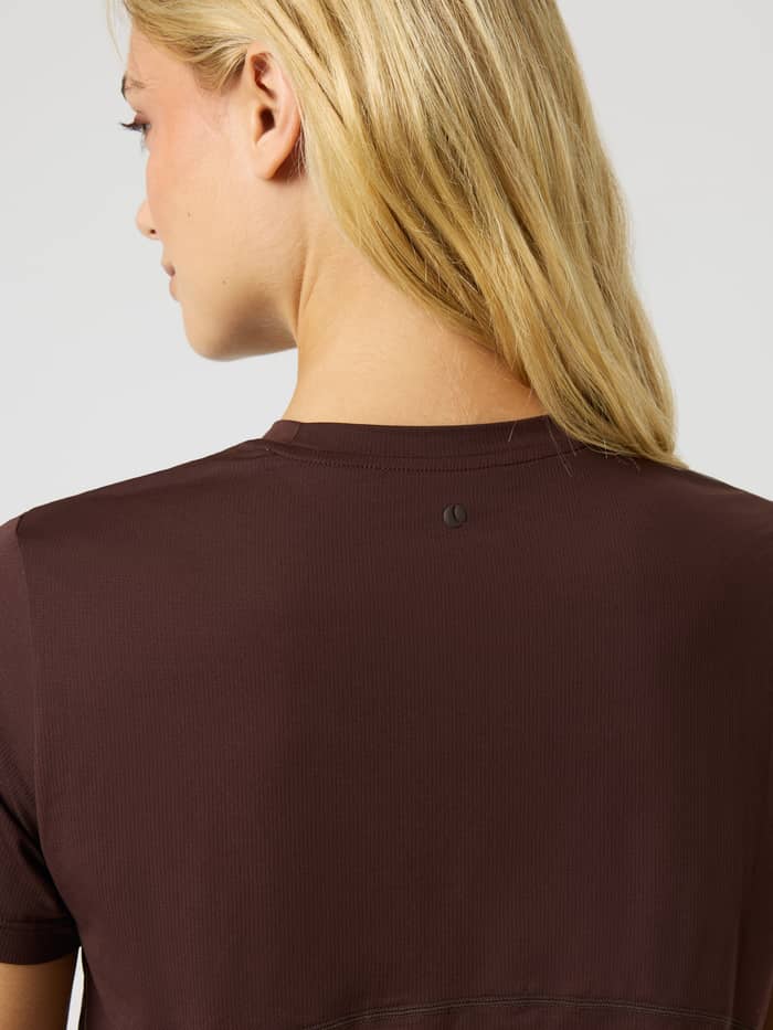 Borg Sports T-Shirt in Coffee Bean (Bruin) voor training, met een tonale tennisbalprint in de nek. - Image 4