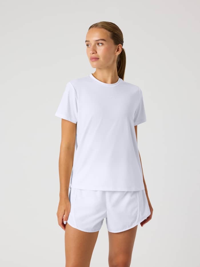 Borg Sports T-Shirt i Brilliant White (Vit) för dam sedd framifrån med en ton-i-ton-logotyp för träning.