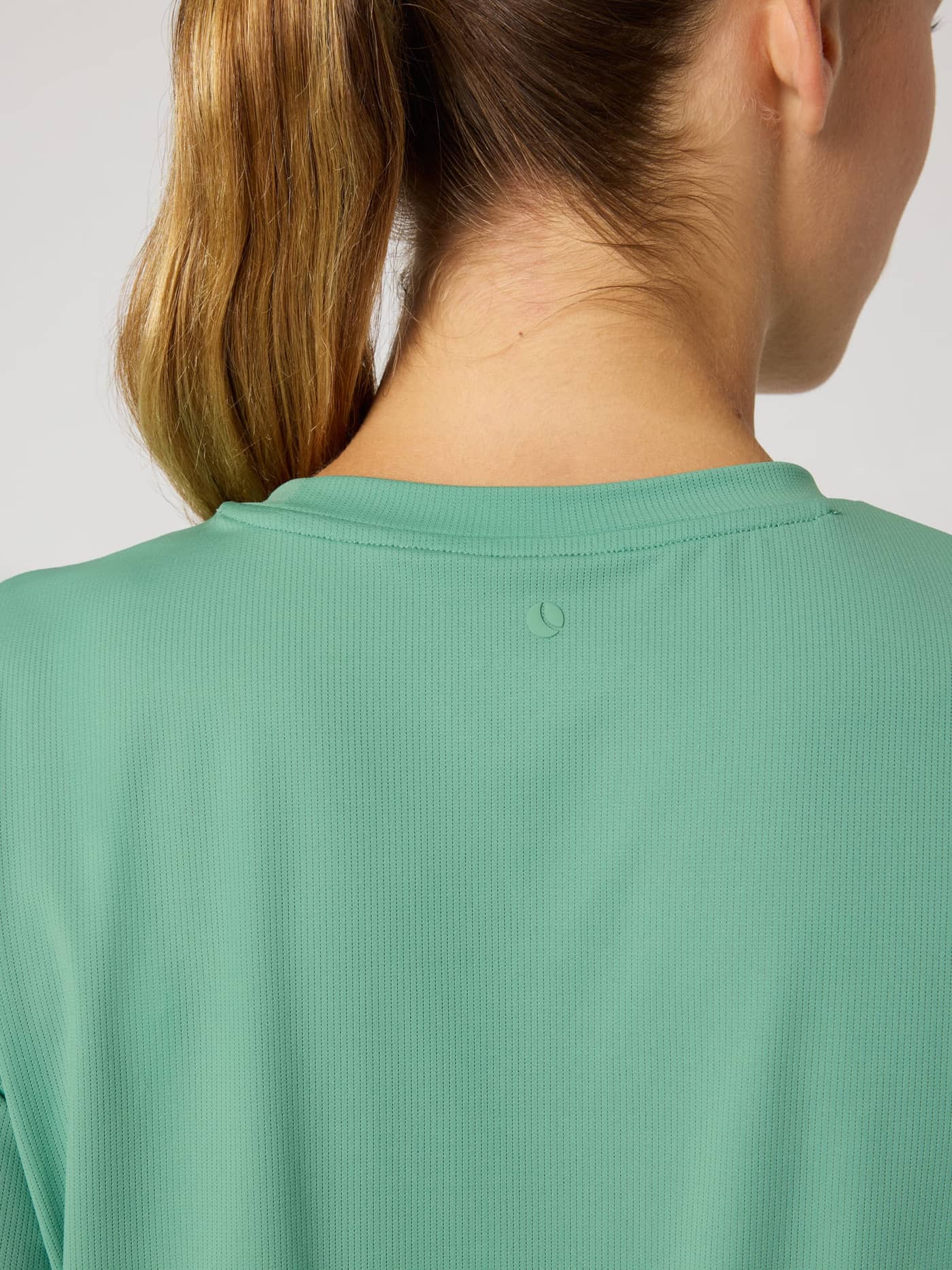 Detailed back neck view of the Borg Sports T-Shirt in Malachite Green (Green) for training with a tennis ball print. - Image 4