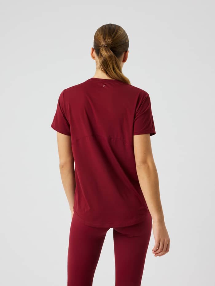 Achteraanzicht van het Borg Sports T-Shirt in Cabernet (rood) met een gedetailleerde naad en lichtgewicht stof voor training.