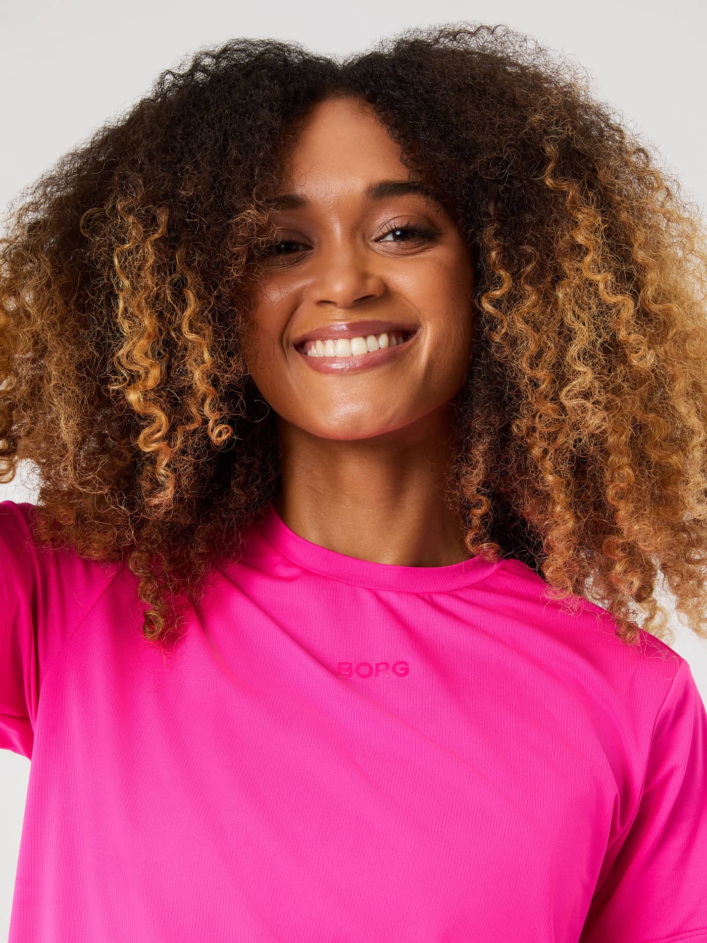 Modell framifrån i Borg Sports T-Shirt i Pink Glo (Rosa) för träning med en ton-i-ton-rosa logotyp. - Image 4