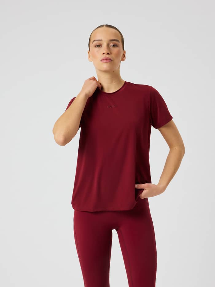 Vooraanzicht van een model met het Borg Sports T-Shirt in Cabernet (rood) tijdens de training.