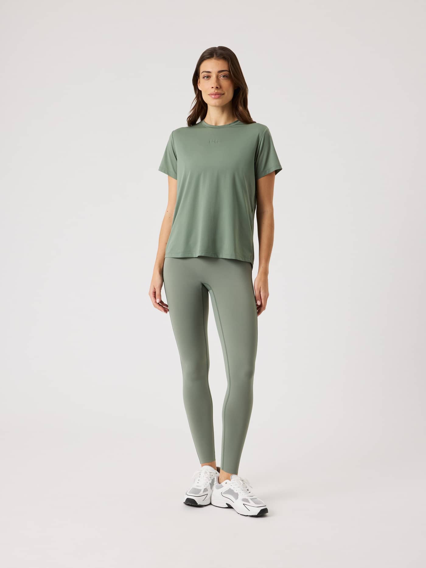 Ganzkörper-Vorderansicht eines Models im Agave Green (Grün) Borg Sports T-Shirt für einen stylishen Trainings-Fit. - Image 3