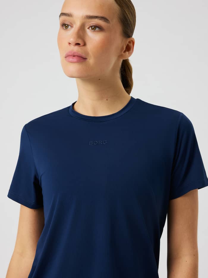 Close-up van het Borg Sports T-shirt in Dress Blues (blauw) met een bijpassend blauw logo op de borst.