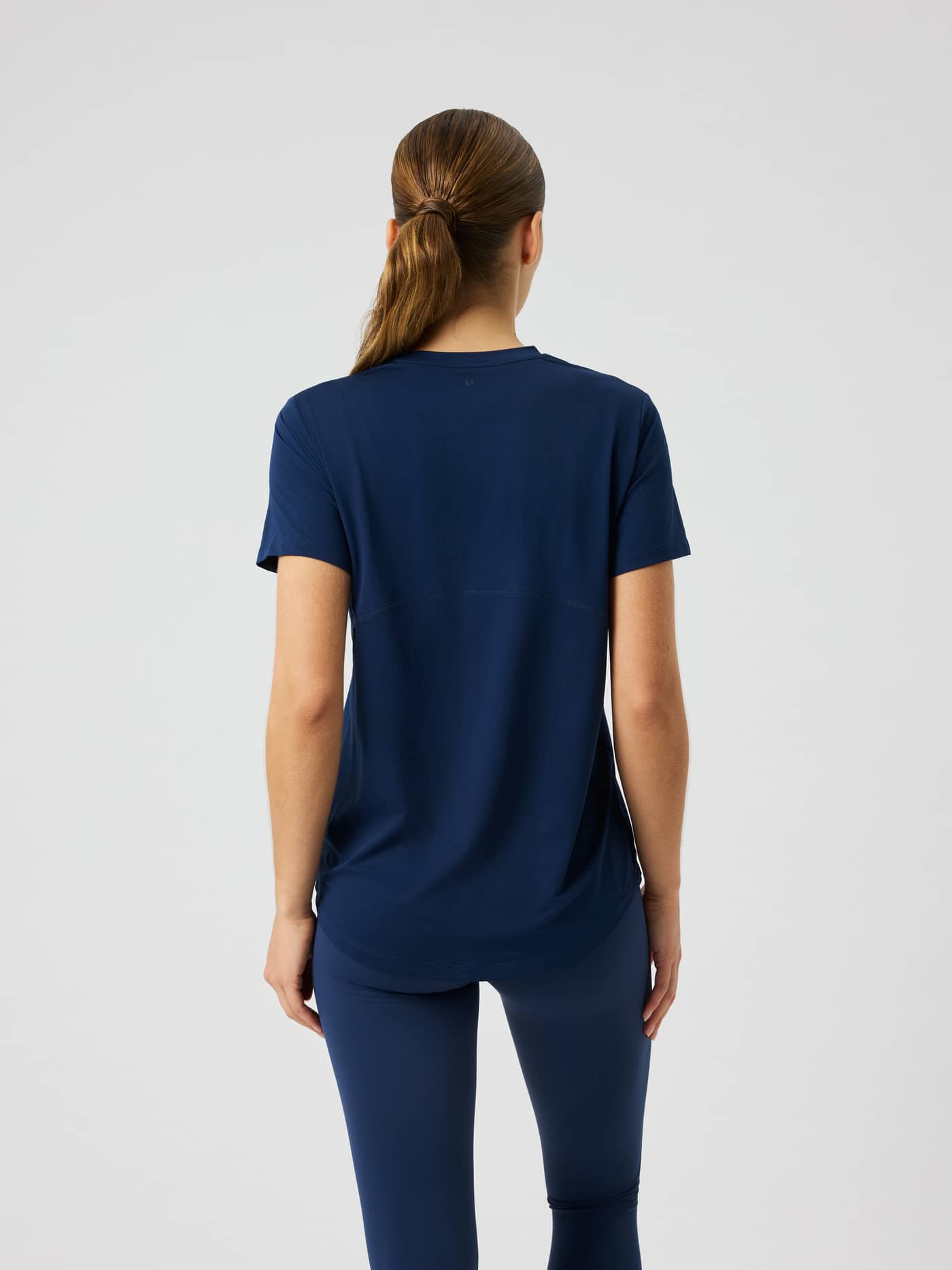 Achteraanzicht van het Borg Sports T-Shirt in Dress Blues (blauw) met een gedetailleerde naad over de rug. - Image 2