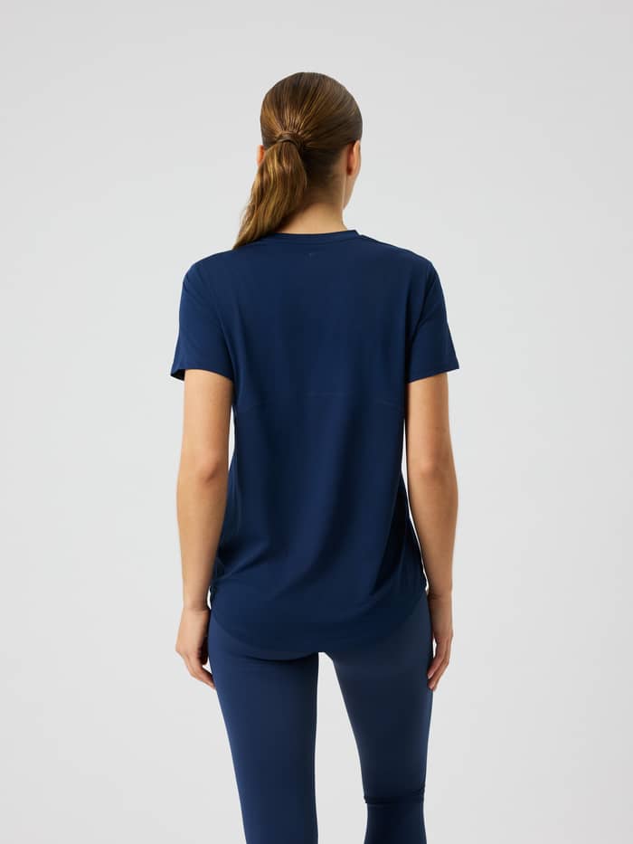 Achteraanzicht van het Borg Sports T-Shirt in Dress Blues (blauw) met een gedetailleerde naad over de rug.