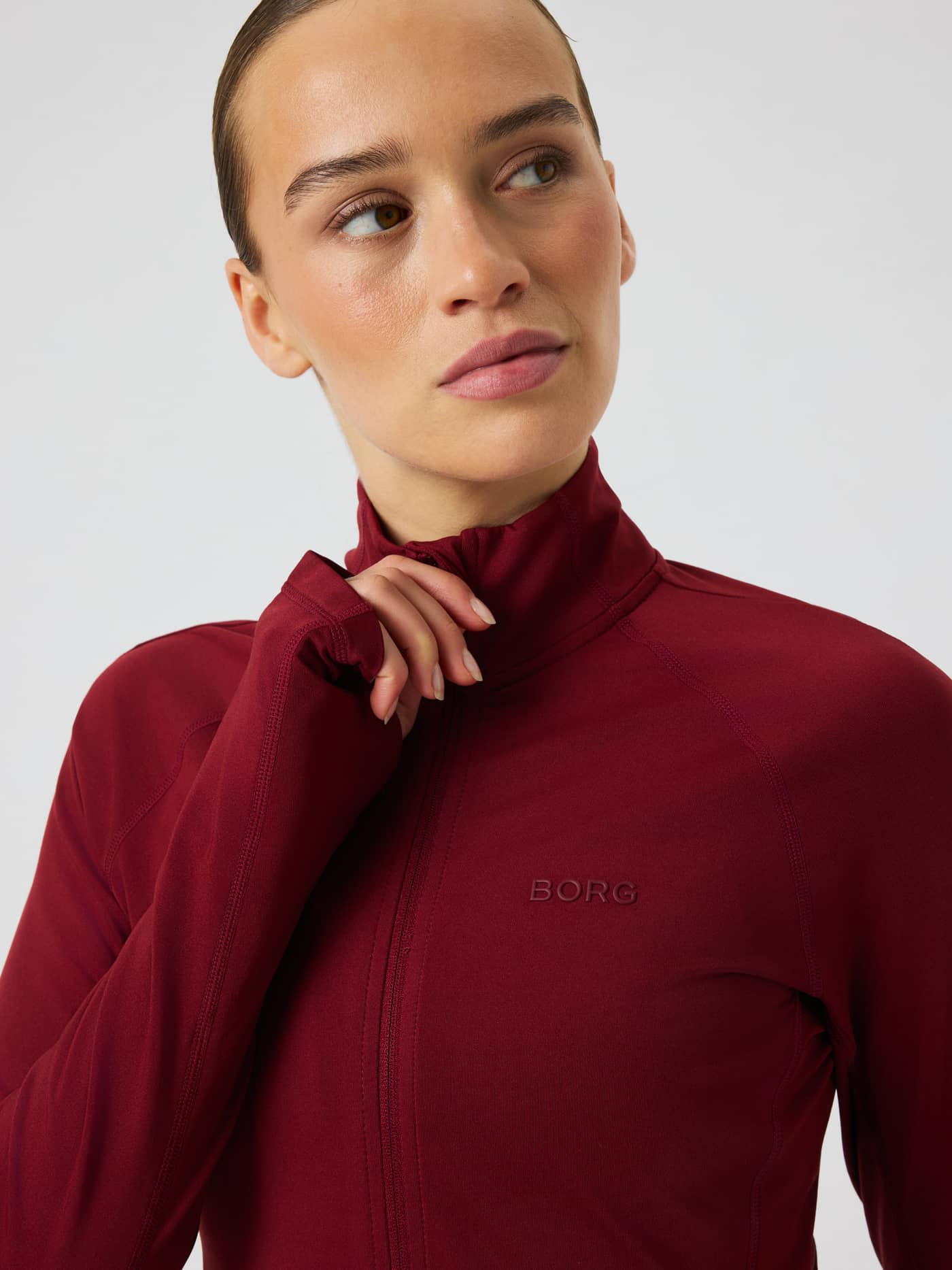 Close-up van de Borg Full Zip Midlayer in Cabernet (Rood) met de hoge kraag en rits. - Image 5