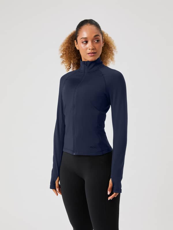 Vista frontal de la Borg Full Zip Midlayer en Night sky (Marino) con ajuste slim para entrenamiento de alto rendimiento.