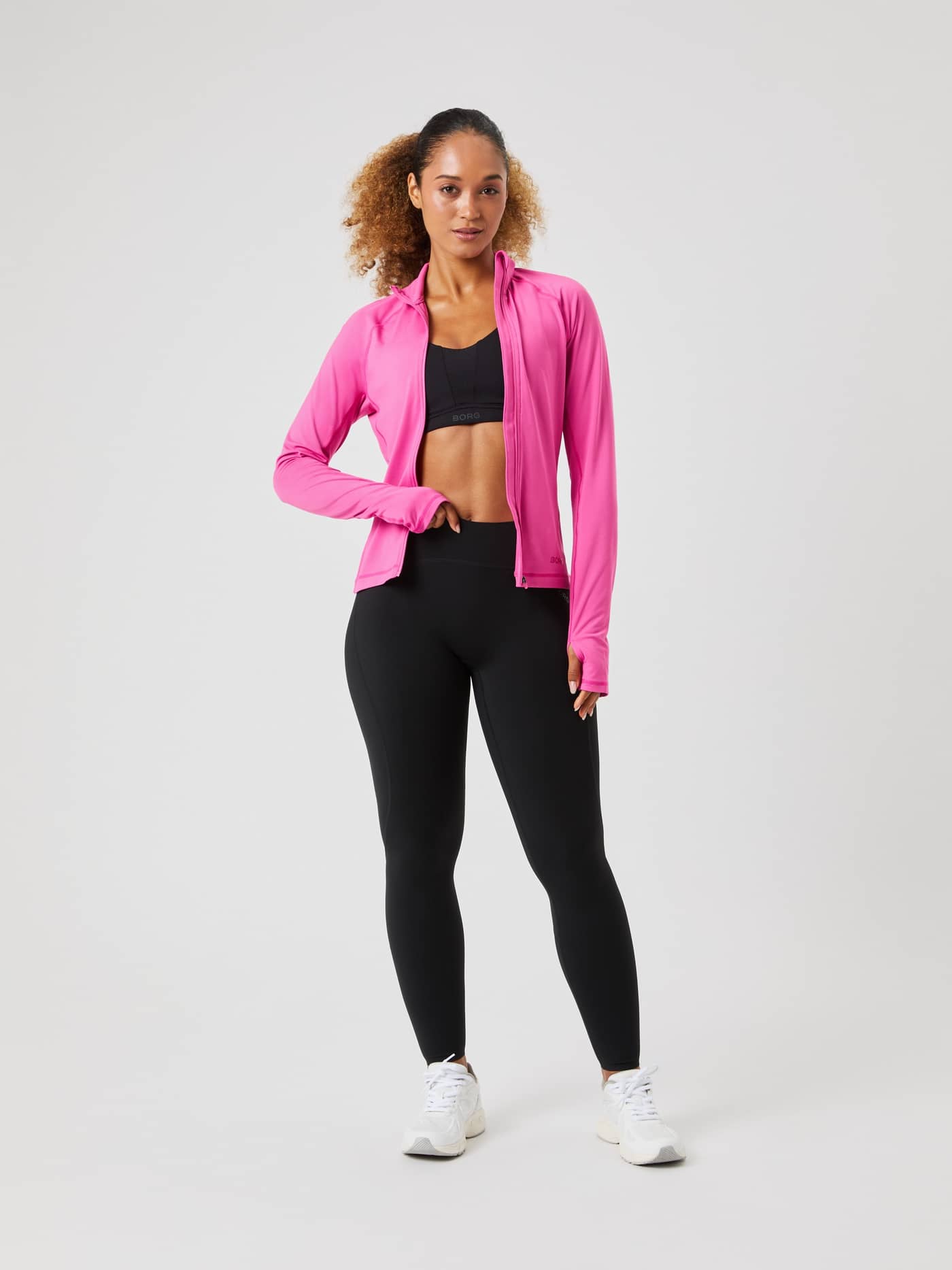 Borg Full Zip Midlayer i Ibis Rose (Lyserød) set forfra med sorte leggings og sports-bh til træning. - Image 3