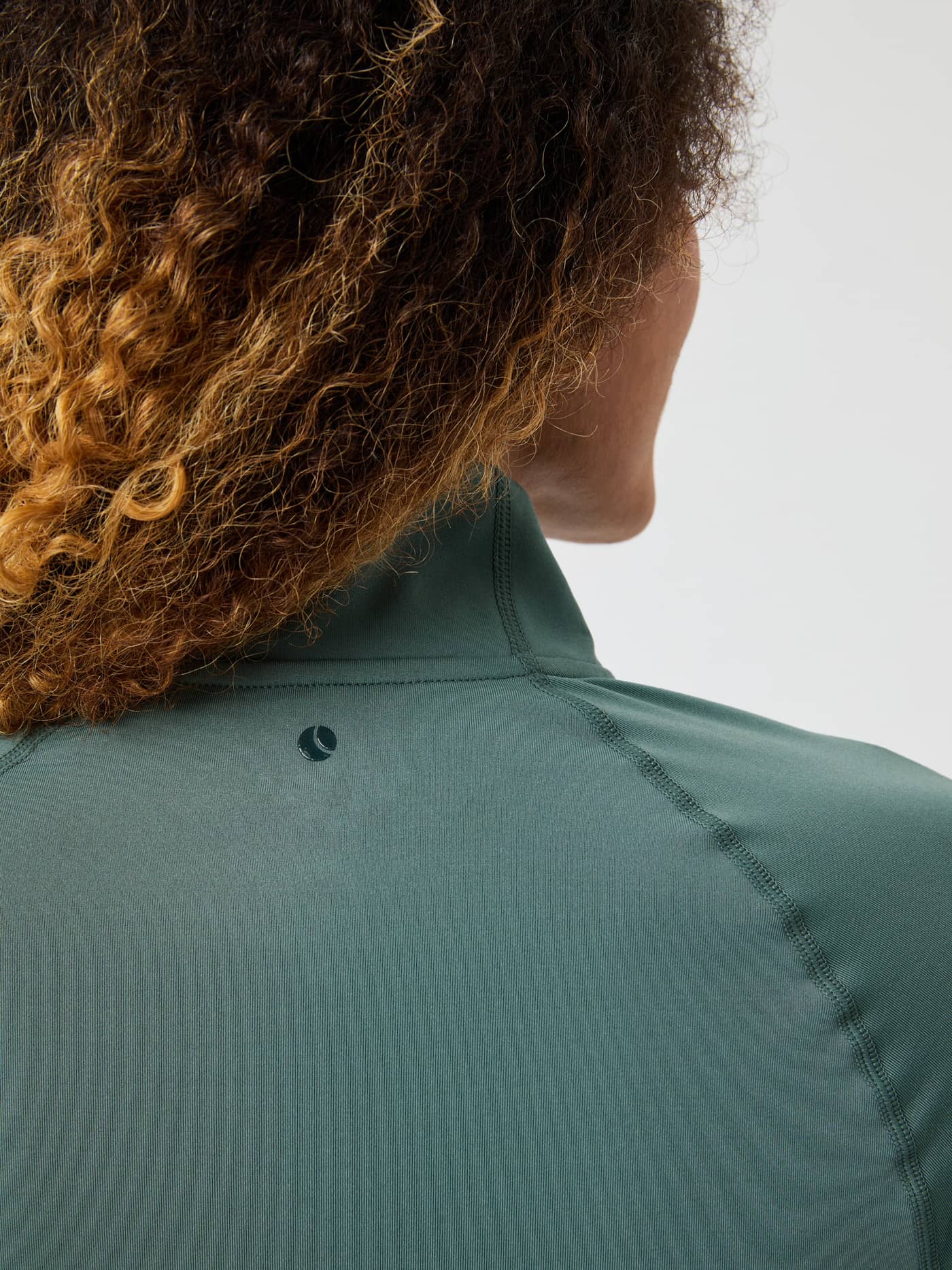 Borg Full Zip Midlayer in Balsam Green (Groen) met een donkergroen logo op de hoge hals voor stijl en training. - Image 5