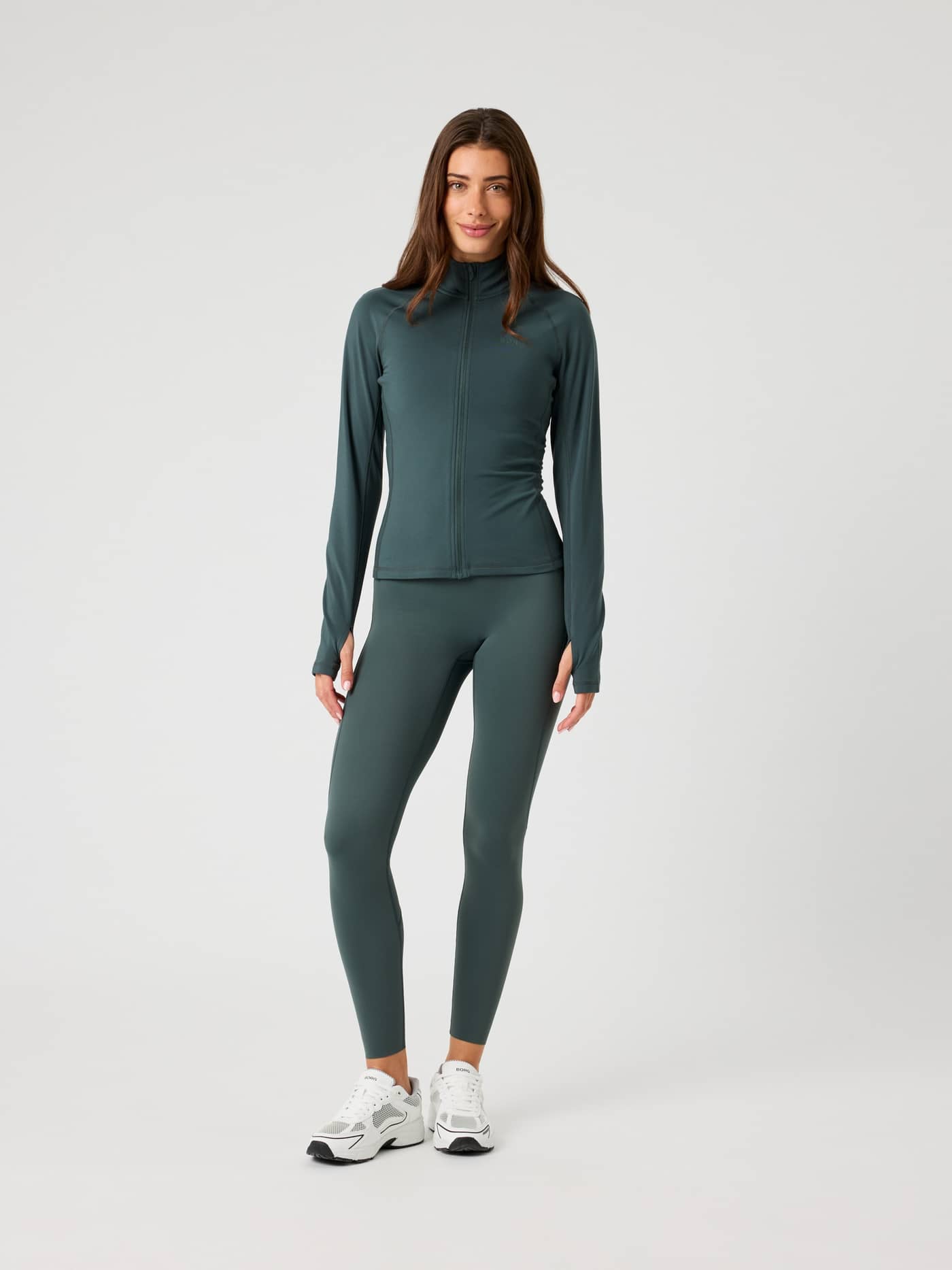 Borg Full Zip Midlayer i Urban Chic (Grön) för dam sedd framifrån i helfigur med slim fit, perfekt för träning. - Image 3