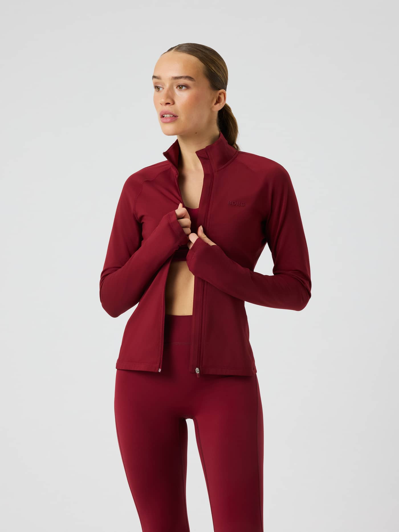 Vooraanzicht van de Borg Full Zip Midlayer in Cabernet (rood) met een hoge kraag en volledige ritssluiting. - Image 1