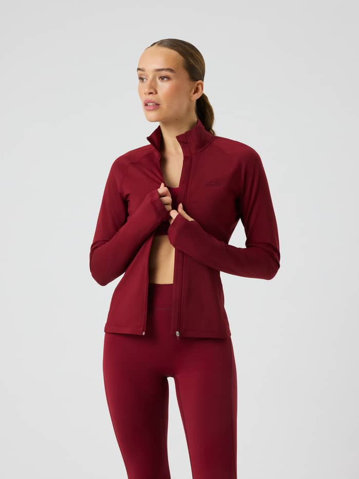 Vooraanzicht van de Borg Full Zip Midlayer in Cabernet (rood) met een hoge kraag en volledige ritssluiting.