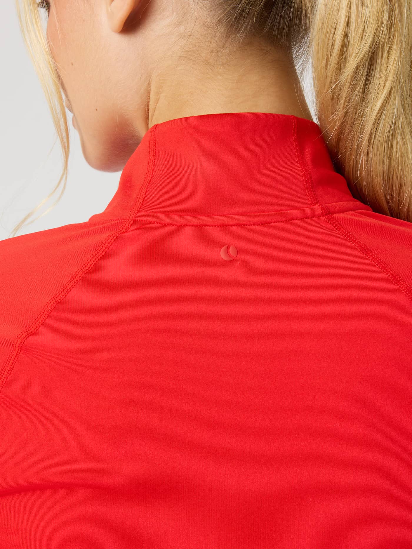 Borg Full Zip Midlayer i Flame Scarlet (Rød) set bagfra med tonalt tennislogo og mock neck til træning. - Image 4