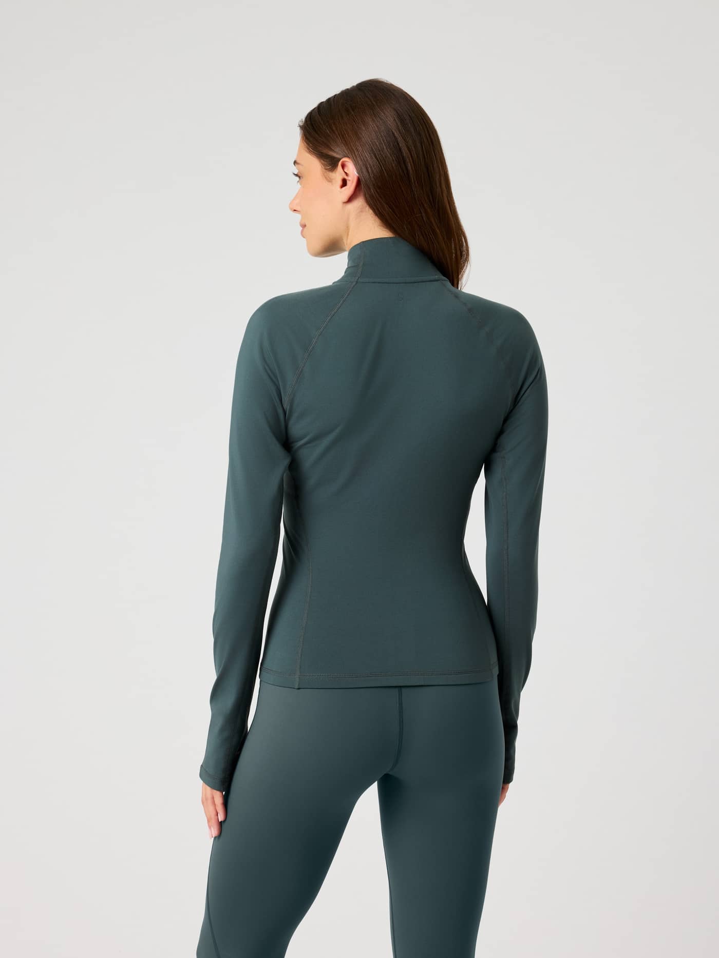 Borg Full Zip Midlayer i Urban Chic (Grön) med slim fit för dam sedd bakifrån med matchande träningsleggings. - Image 2