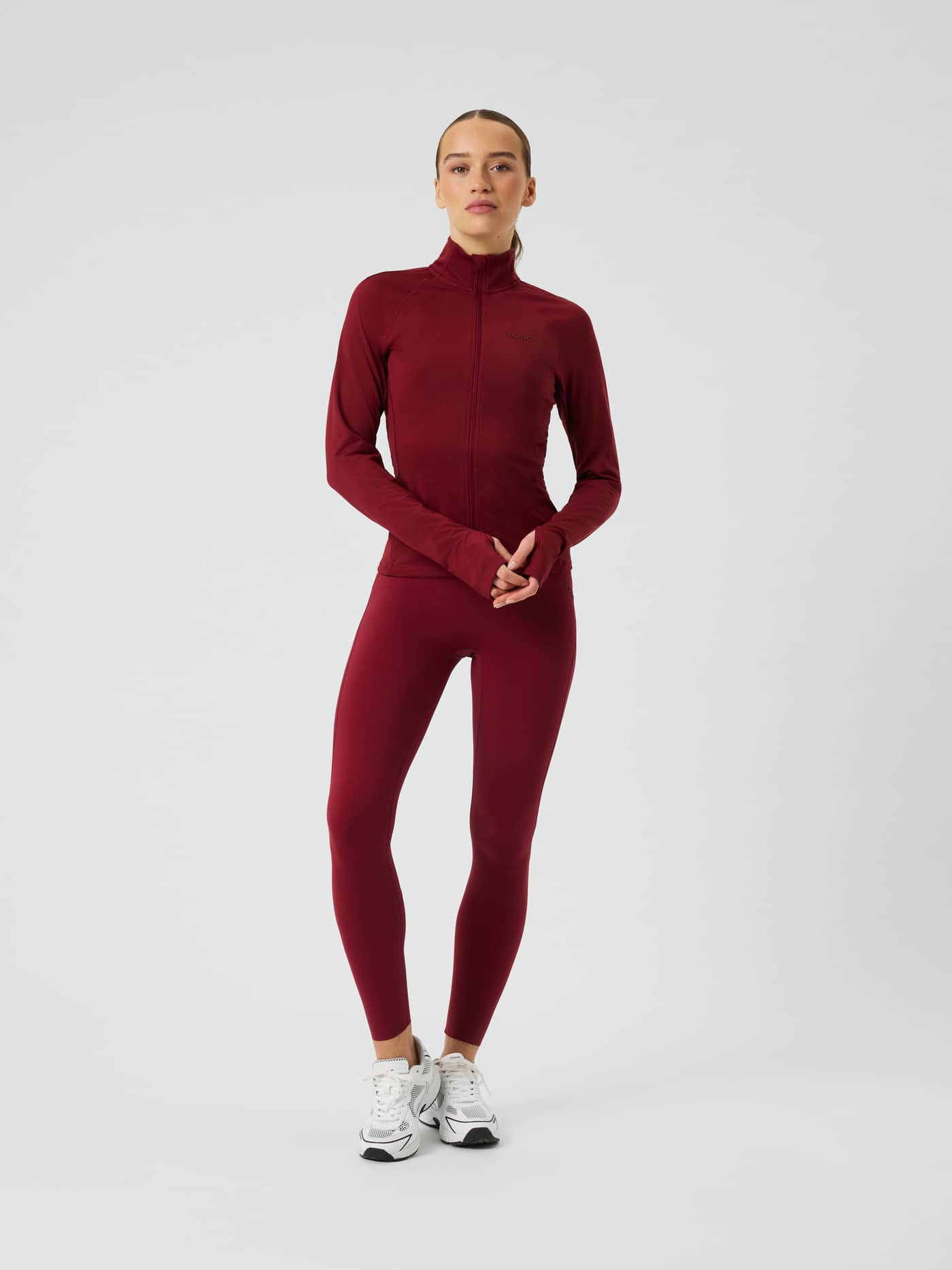 Vooraanzicht van de Borg Full Zip Midlayer in Cabernet (rood), gedragen met bijpassende trainingstights. - Image 3