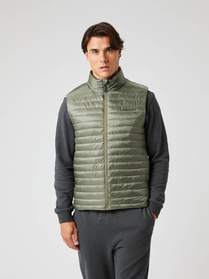 Vooraanzicht van een man in het Björn Borg Light Padded Vest in Dusty Olive (Groen) voor stijl en prestaties. - Image 2