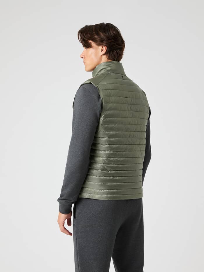 Achteraanzicht van een man in het Borg Light Padded Vest in Dusty Olive (Groen) met een gestroomlijnde pasvorm en functie. - Image 3