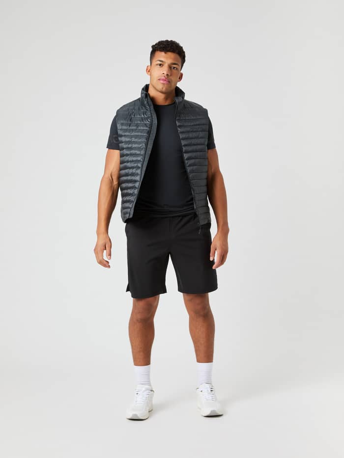Vooraanzicht van een man in het Borg Light Padded Vest in Black Beauty (Zwart) voor een functionele outerwear-stijl. - Image 3