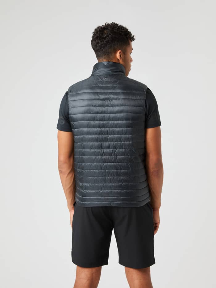 Achteraanzicht van een man in het Borg Light Padded Vest in Black Beauty (Zwart), een gewatteerde laag met tonaal logo. - Image 2