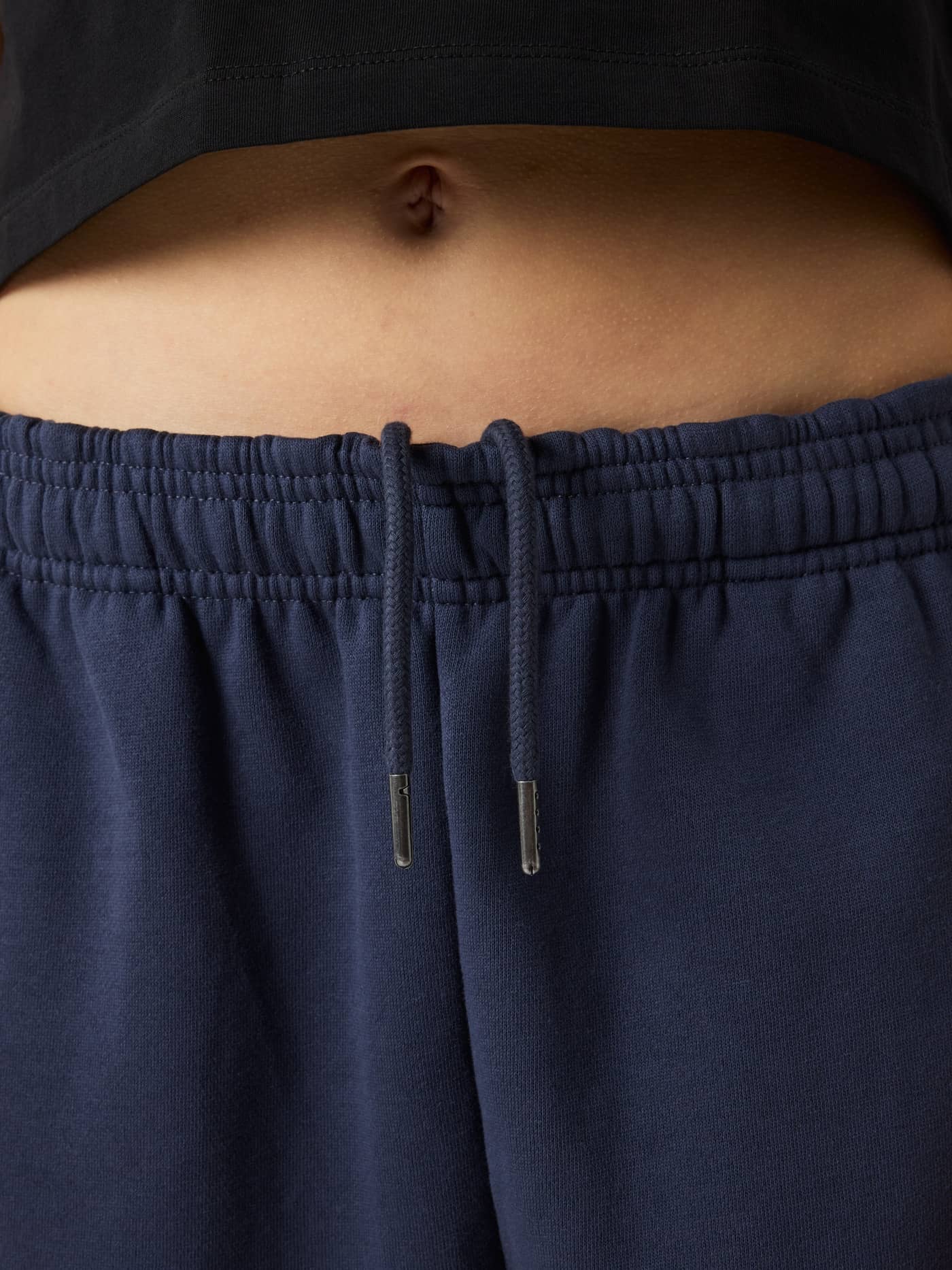 Detailed close-up of the drawstring waistband on the Borg Oversized Sweatpants in Odyssey Gray (Navy) for kids. - Image 5