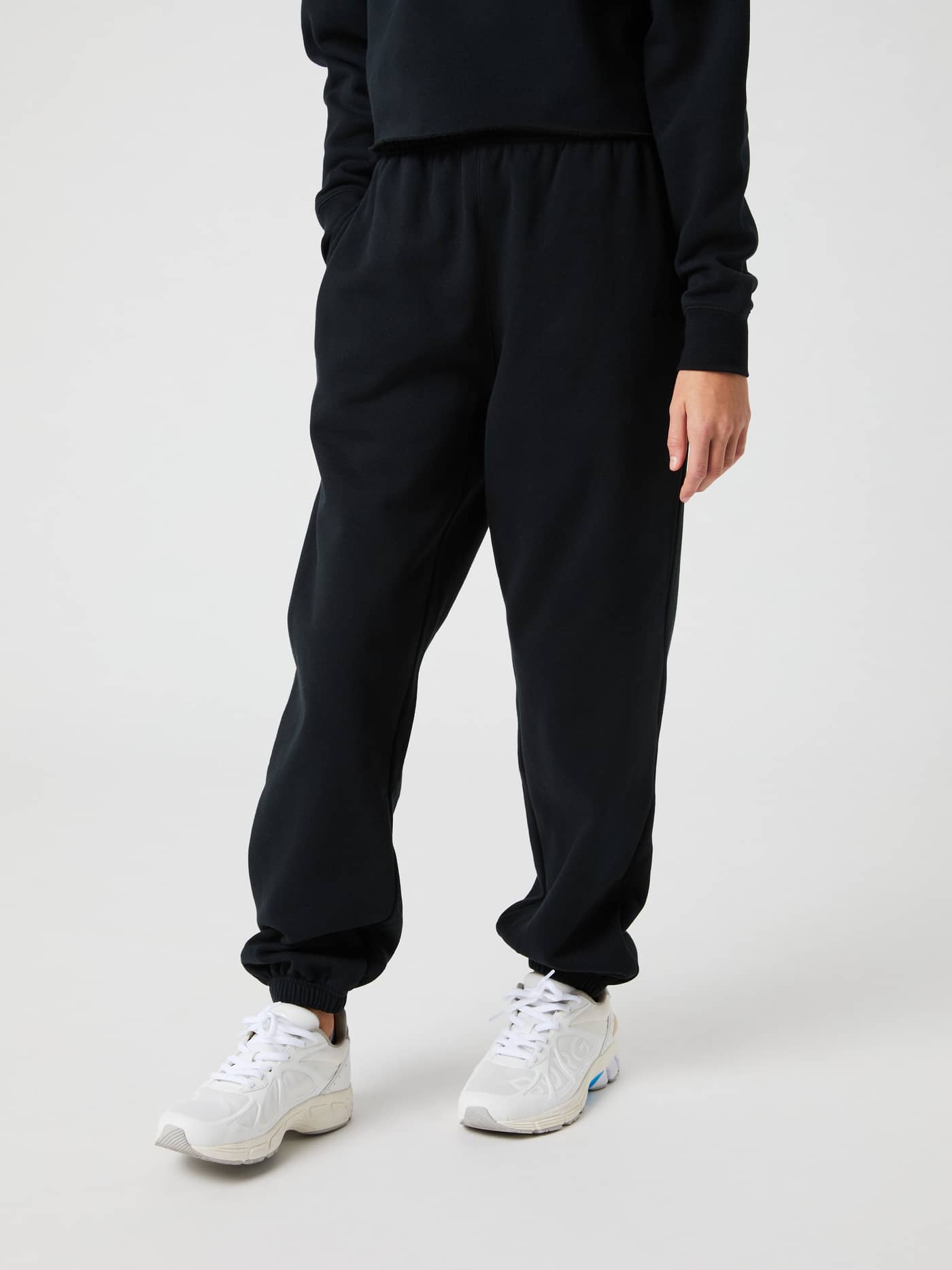 Front view of a model wearing the Borg Oversized Sweatpants in Black Beauty (Black) for kids, for training and leisure. - Image 1