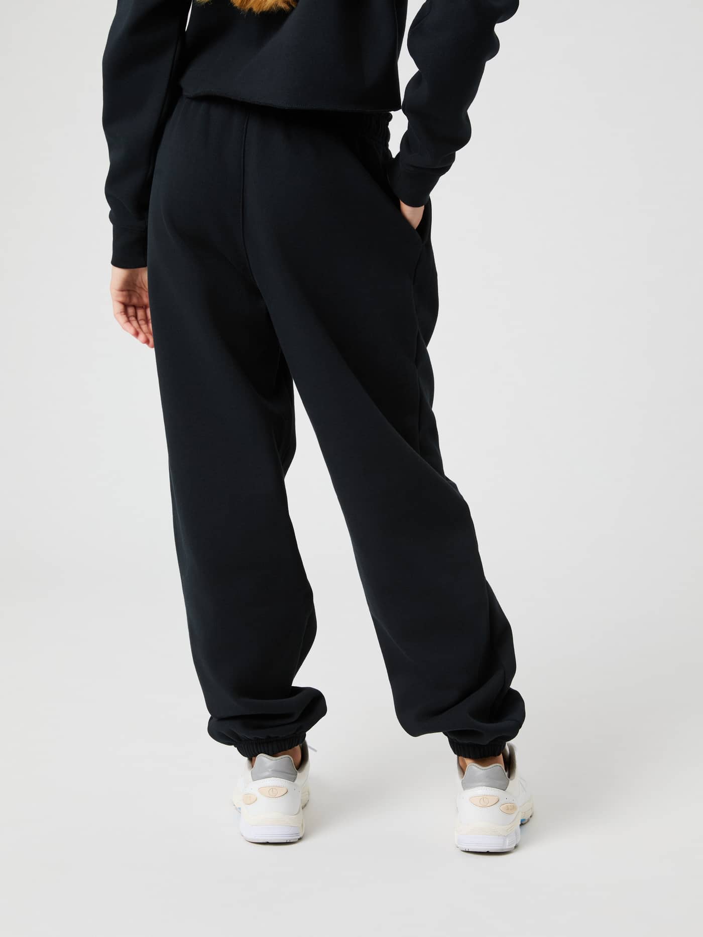 Rückansicht von Kids in der Borg Oversized Sweatpants in Black Beauty (Schwarz) mit lockerer, hoher Passform. - Image 2
