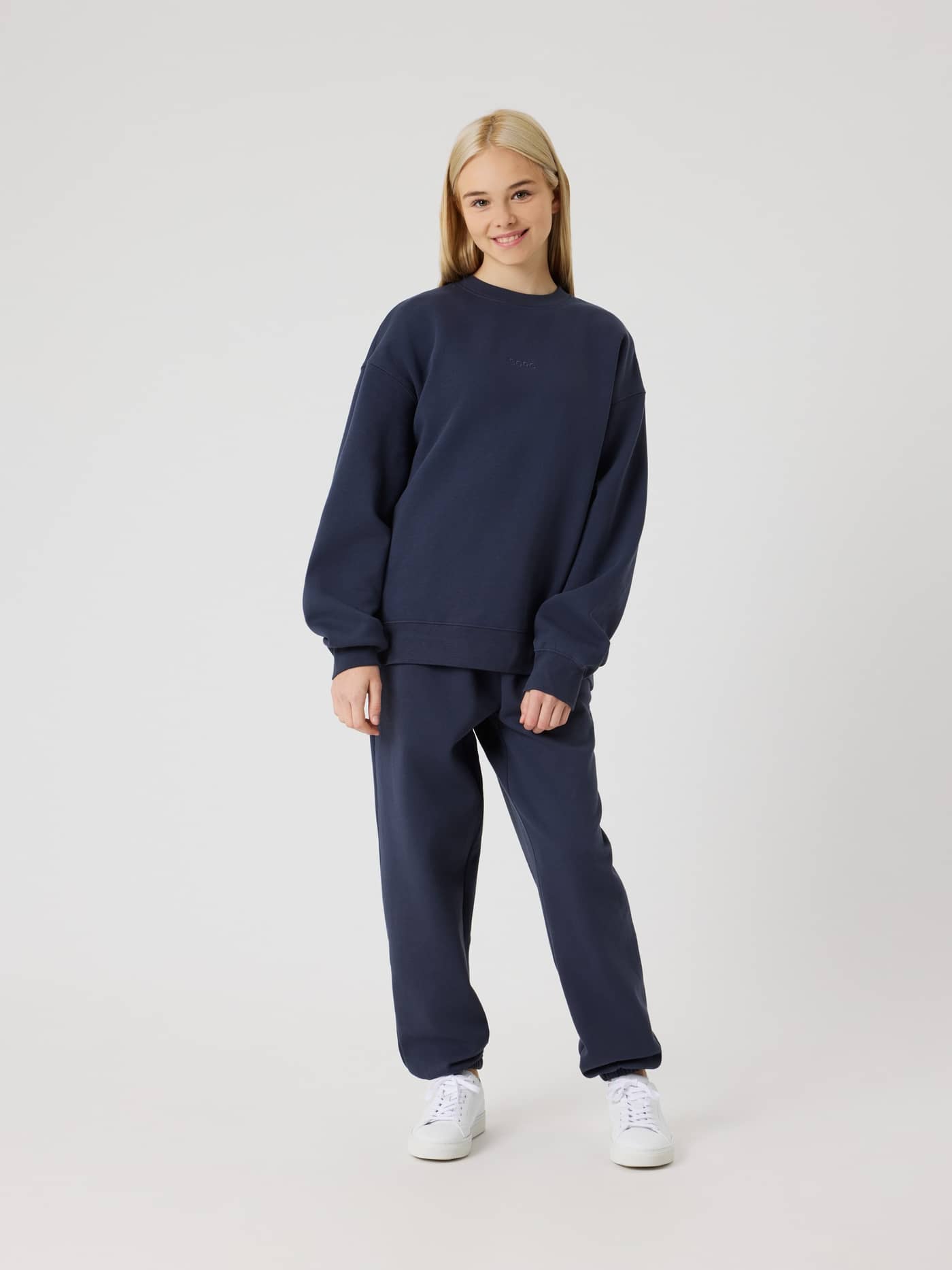 Full-body front view of a kid wearing the Björn Borg Oversized Sweatpants in Odyssey Gray (Navy). - Image 3