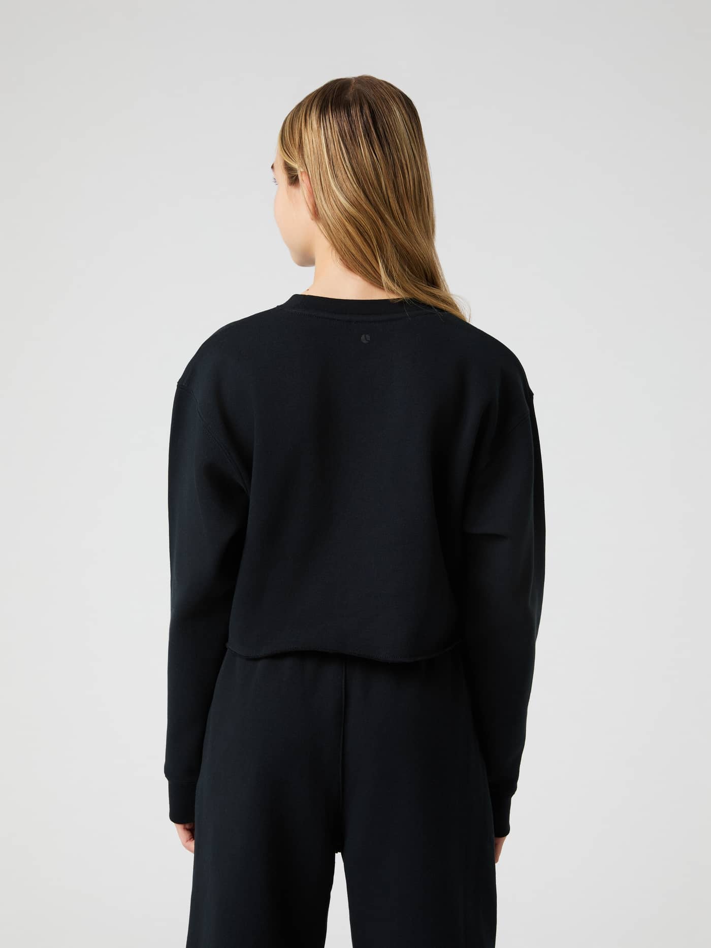 Vista posterior de Borg Oversized Cropped Sweatshirt en Black Beauty (Negro) con ajuste relajado y bordes en crudo para kids. - Image 2