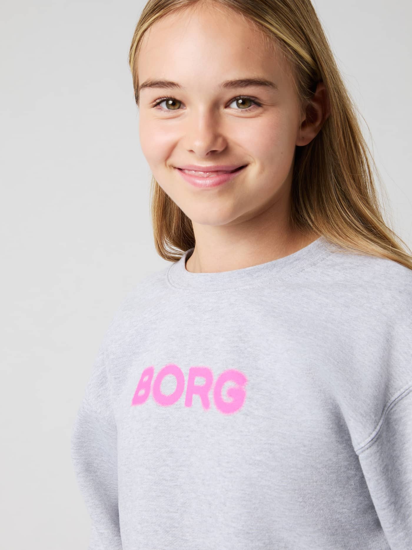 Borg Oversized Cropped Sweatshirt en Light Grey Melange (Gris) con logo rosa en una niña sonriente para kids. - Image 5