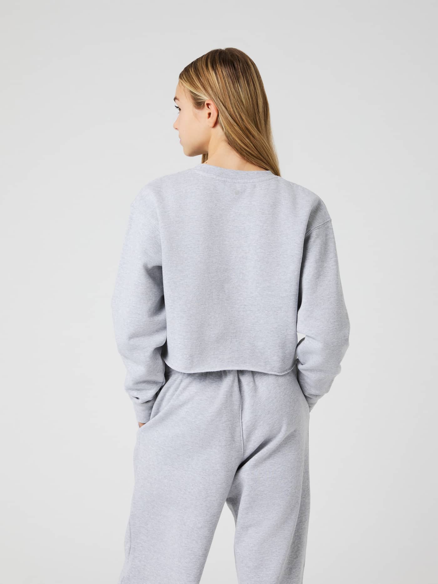 Vista posterior de una kid con la Borg Oversized Cropped Sweatshirt en Light Grey Melange (Gris) con ajuste moderno. - Image 2