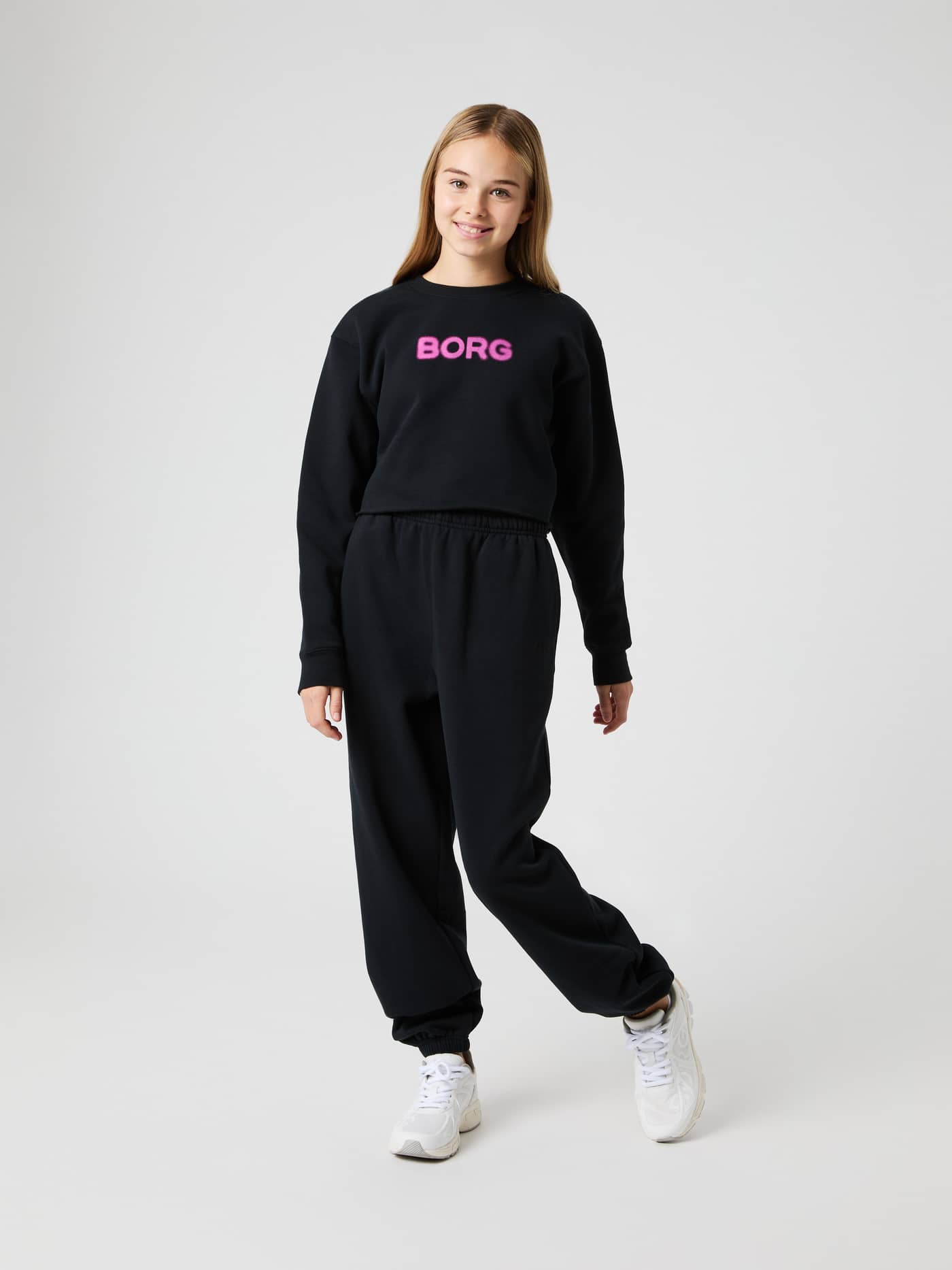 Vista frontal de kids con la Borg Oversized Cropped Sweatshirt de algodón en Black Beauty (Negro) y logo rosa. - Image 3
