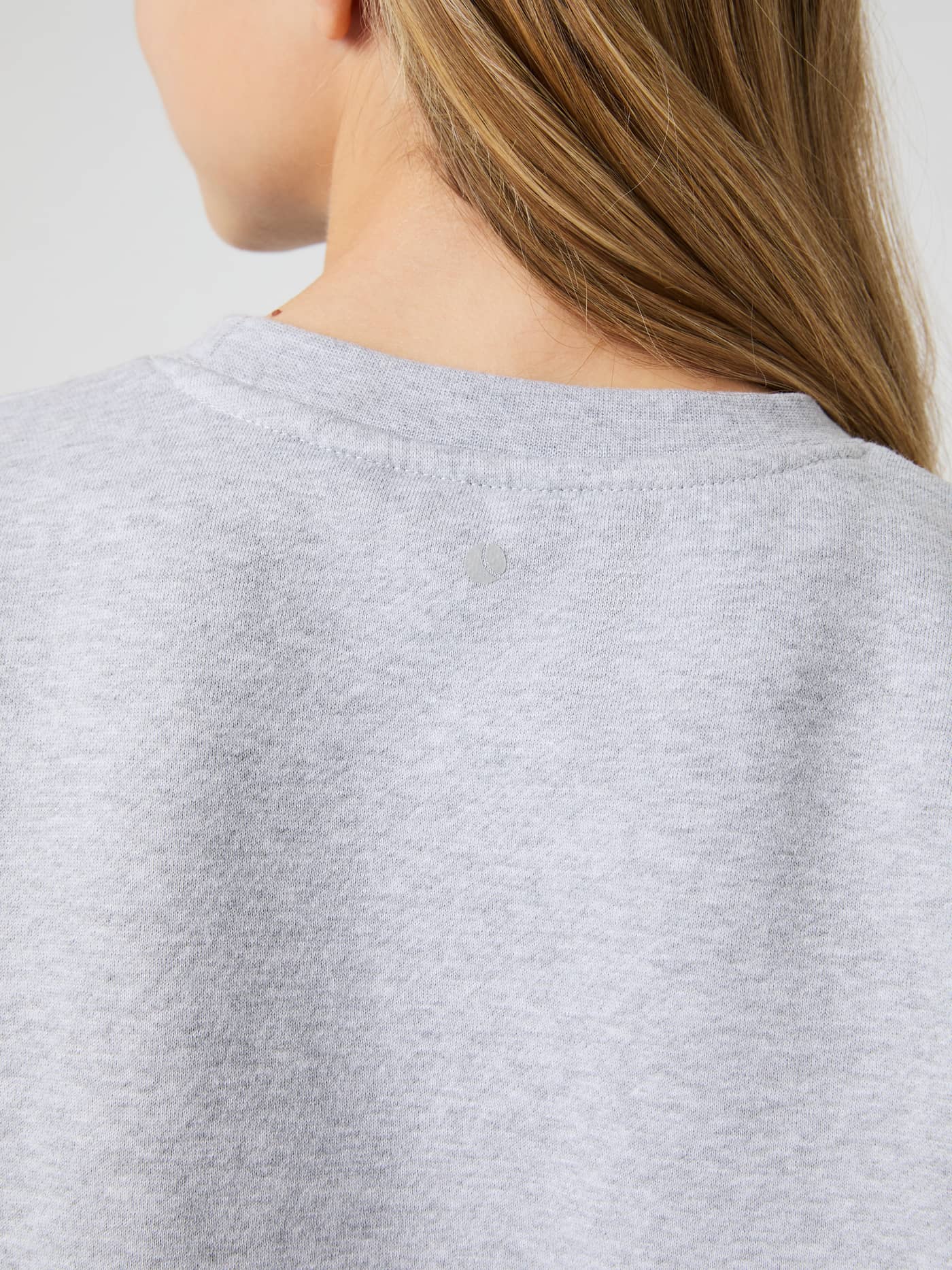 Primer plano posterior de la Borg Oversized Cropped Sweatshirt para kids en Light Grey Melange (Gris) con logo gris. - Image 4