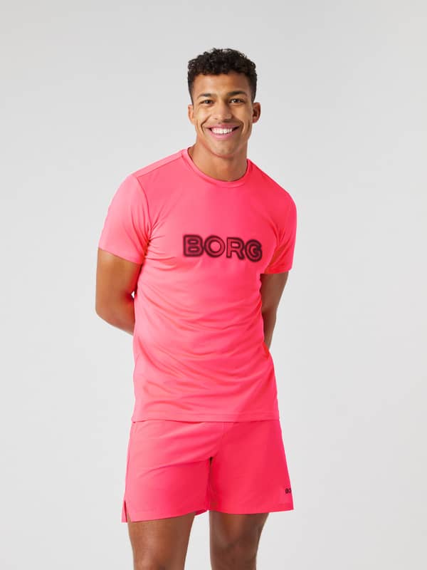 Borg Graphic T-Shirt i Diva Pink (Rosa) för herrar sedd framifrån med en svart bröstlogotyp för träning.