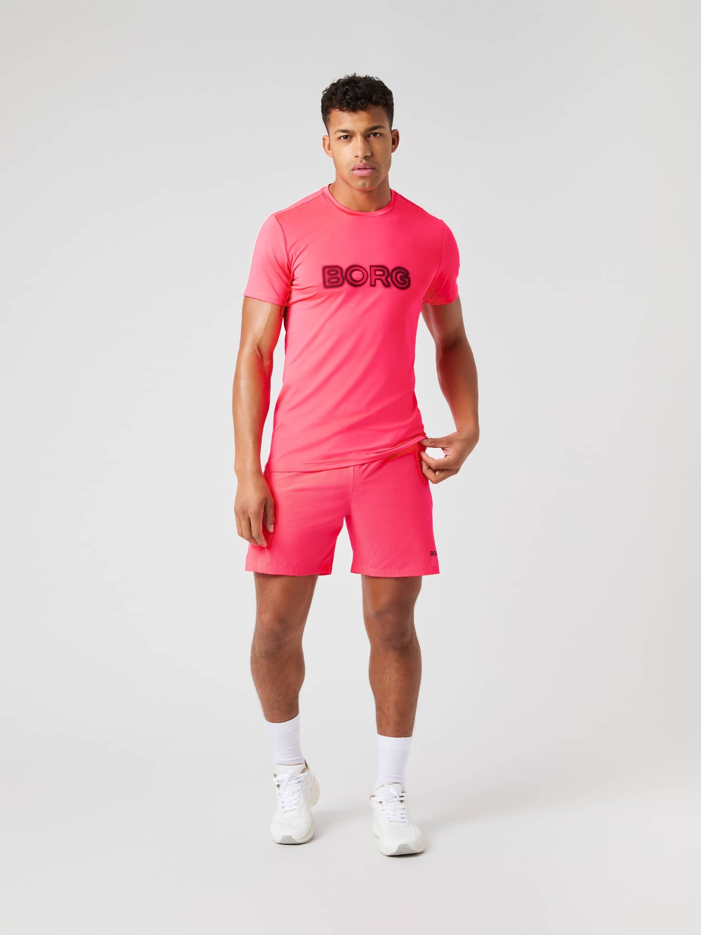 Borg Graphic T-Shirt i Diva Pink (Lyserød) i fuld figur set forfra med sort logo til stil og funktionel træning. - Image 3