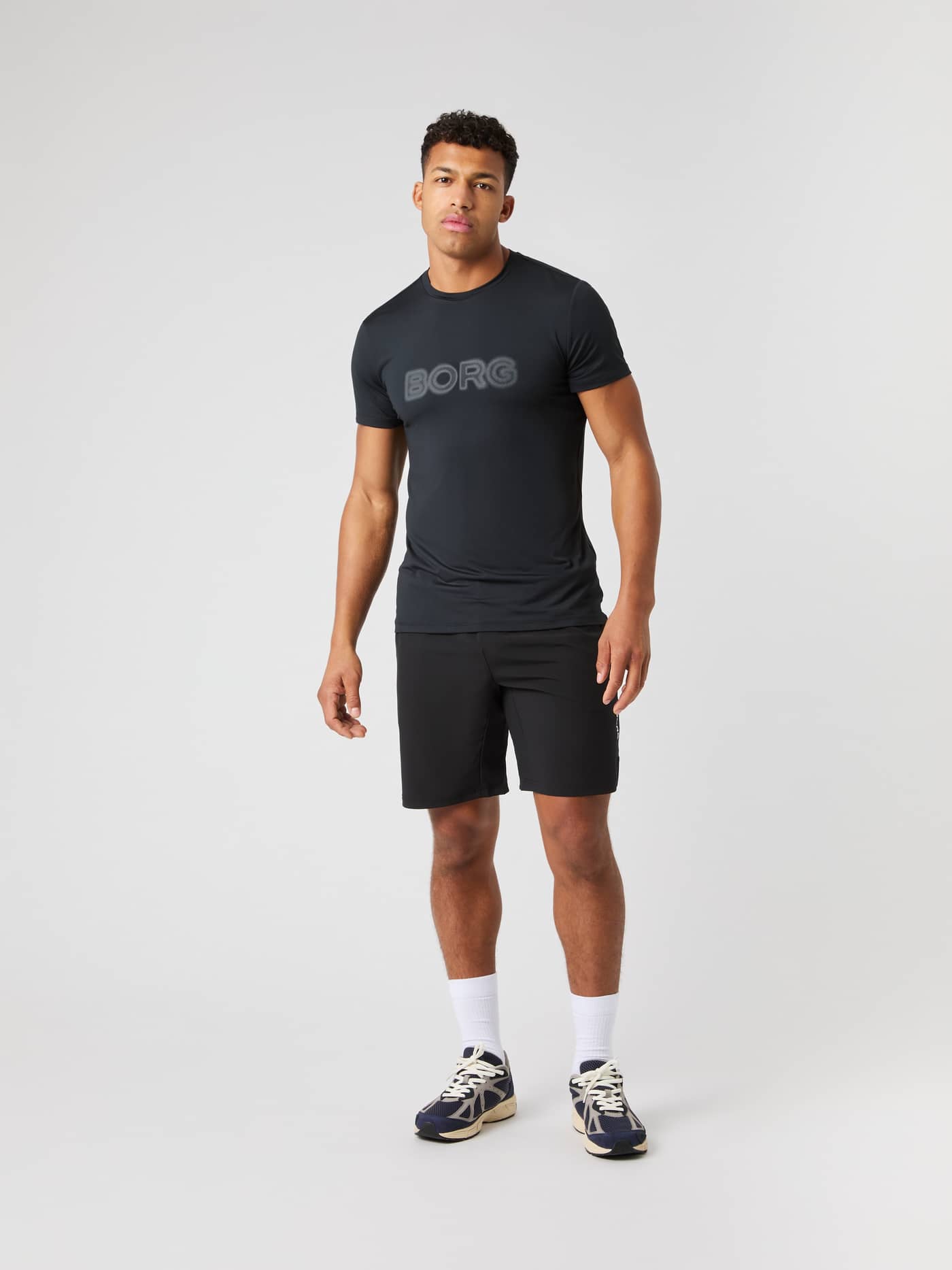 Borg Graphic T-Shirt i Black Beauty (Sort) set forfra i fuld figur med et gråt brystlogo til træning. - Image 4