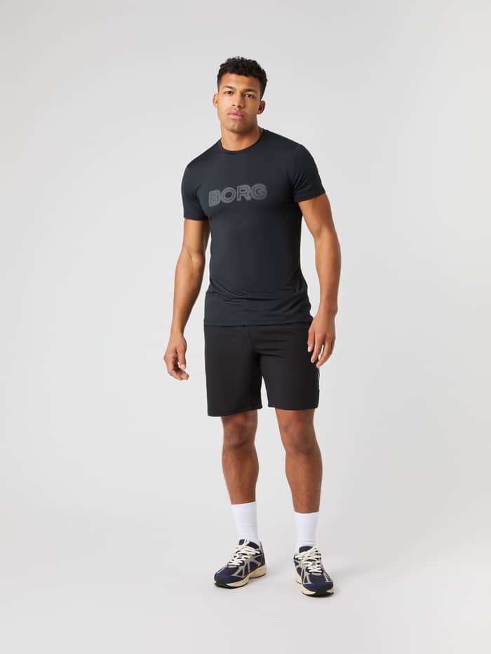 Borg Graphic T-Shirt i Black Beauty (Sort) set forfra i fuld figur med et gråt brystlogo til træning. - Image 4