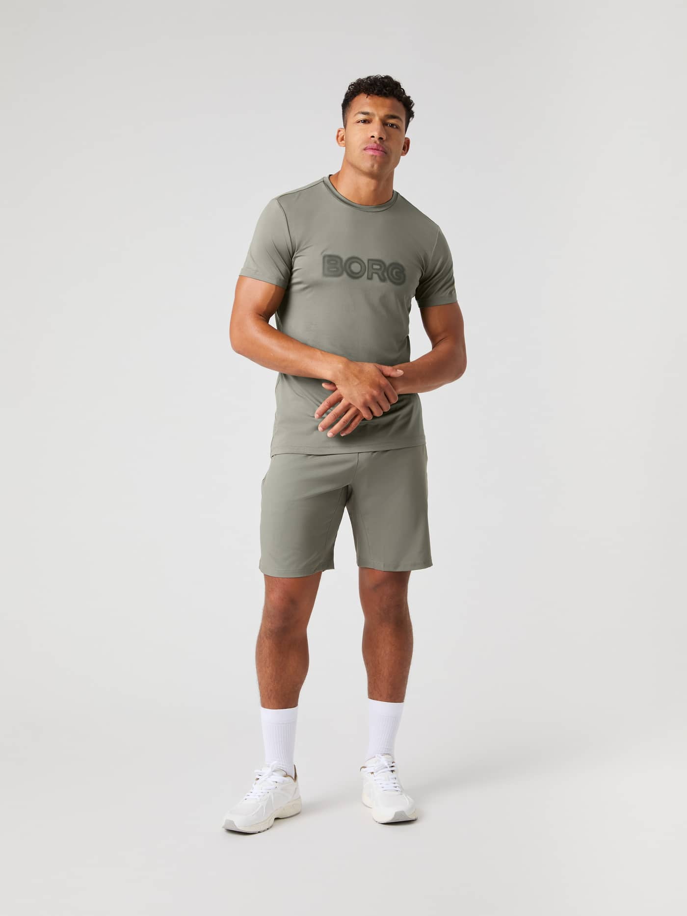 Borg Graphic T-Shirt i Dusty Olive (Grön) sedd framifrån i helfigur, en funktionell träningströja för herrar. - Image 1