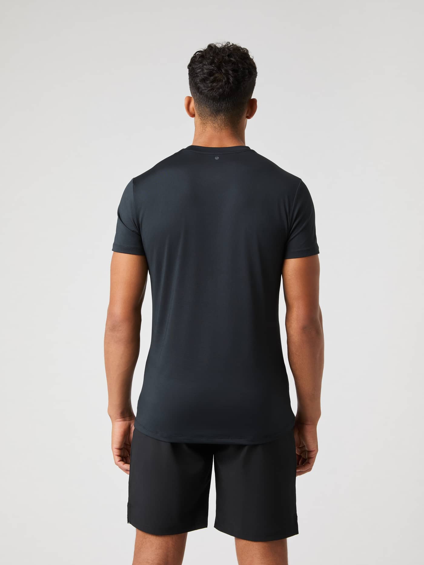 Borg Graphic T-Shirt i Black Beauty (Sort) set bagfra, en funktionel og stilfuld t-shirt til træning. - Image 3