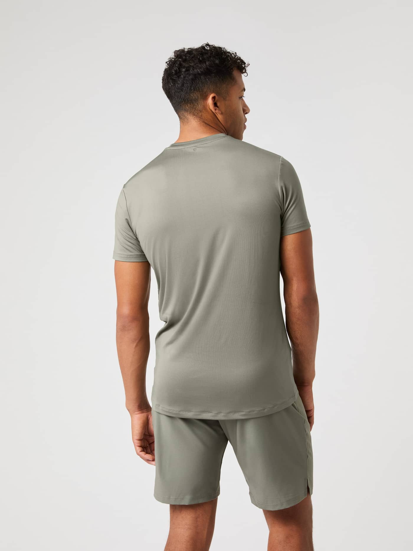 Rückansicht eines Mannes im Borg Graphic T-Shirt in Dusty Olive (Grün) für Training mit Stil und Performance. - Image 3