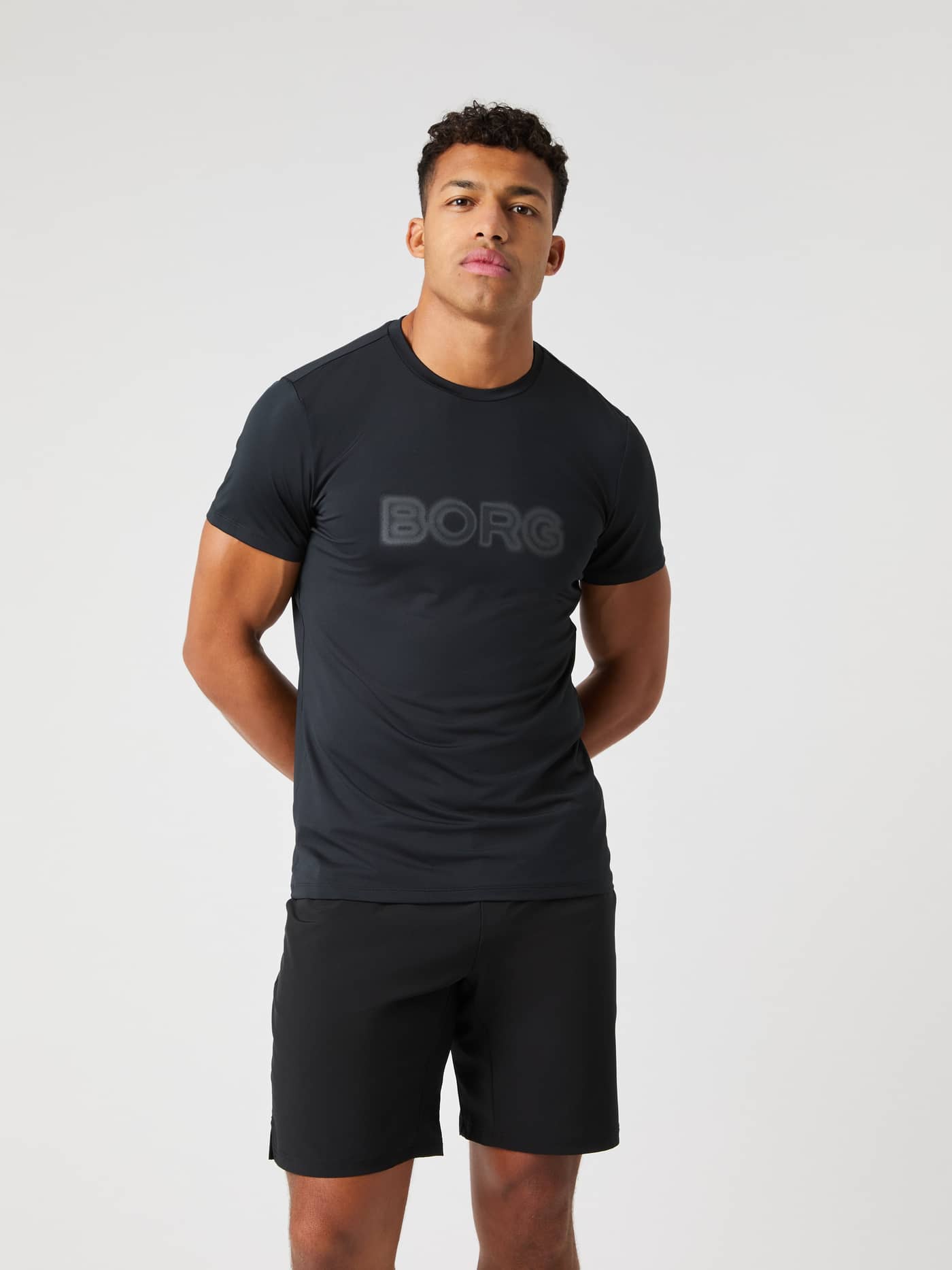 Borg Graphic T-Shirt i Black Beauty (Sort) set forfra, en funktionel og stilfuld top til træning. - Image 2