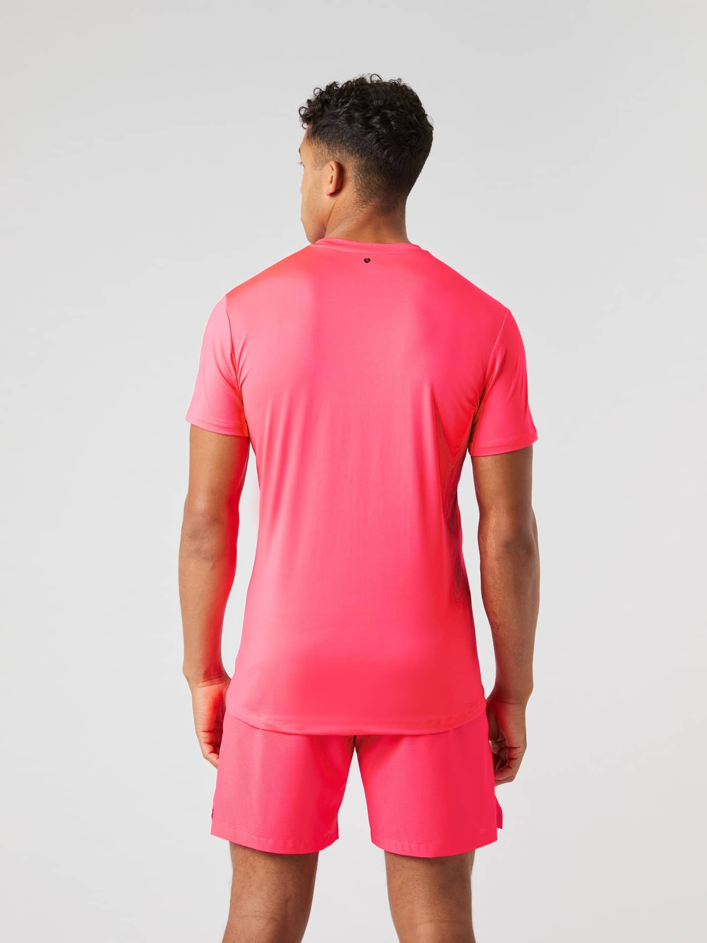 Borg Graphic T-Shirt i Diva Pink (Pink) set bagfra, ideel til funktionel træning og performance. - Image 2