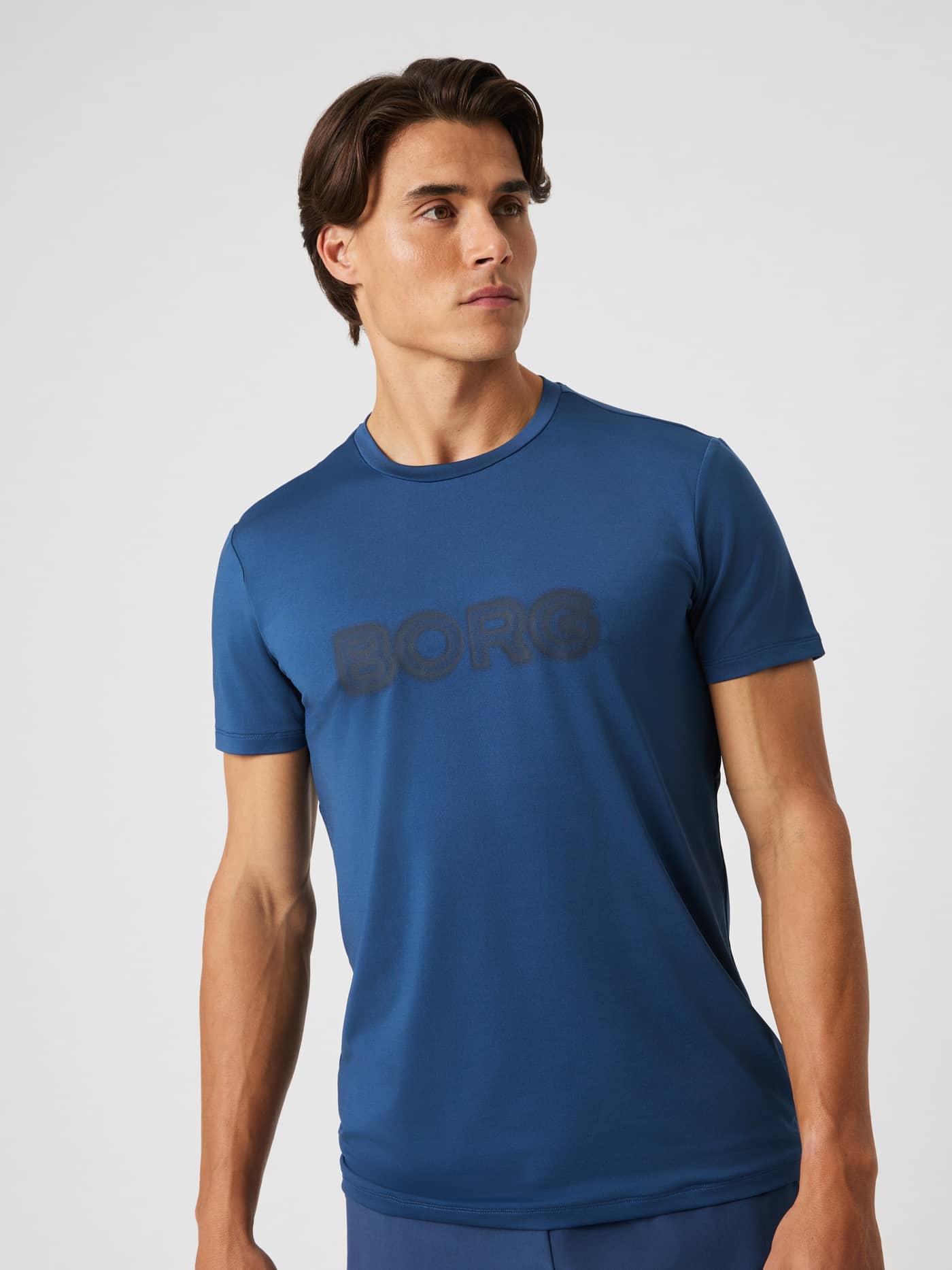 Borg Graphic T-Shirt i Sargasso Sea (Blå) set forfra med et mørkt logo, ideel til stil og funktionel træning. - Image 5
