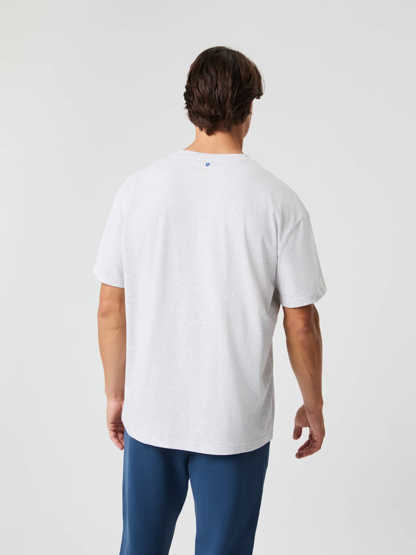 Borg Gym Oversized T-Shirt i Ultra Light Grey Melange (Grå) set bagfra med et blåt logo til træning. - Image 3